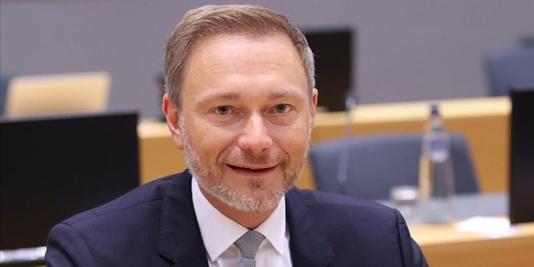 Alman bütçesinde sosyal yardım kesildi, askeri harcama artırıldı: 63’ünde emeklilik finanse edilemez