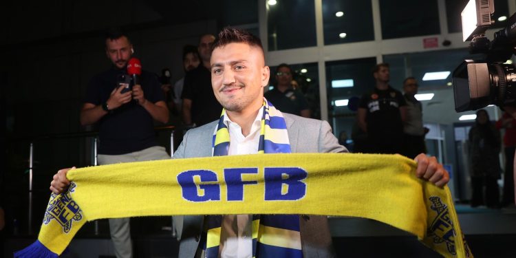 Cengiz Ünder, Fenerbahçe için İstanbul’a geldi