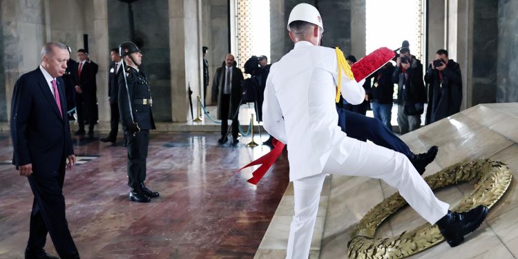 Cumhurbaşkanı Erdoğan başkanlığındaki YAŞ üyeleri Anıtkabir’i ziyaret etti