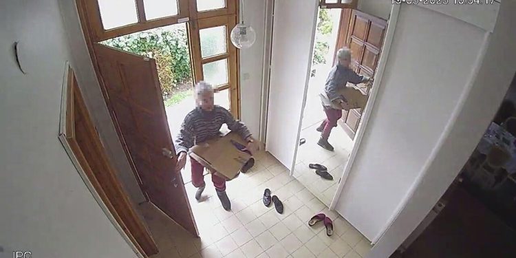 Eski büyükelçinin evindeki yarım milyon değerindeki tablo, kızı ve damadı tarafından çalındı