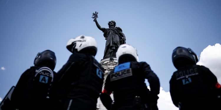 Fransa’da 5 polis, gösteride Müslüman bir genci öldürme suçlamasıyla gözaltına alındı