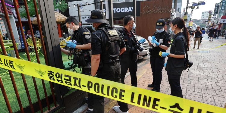 Güney Kore’de saldırıların ardı arkası kesilmiyor: Liseyi basan saldırgan, öğretmeni bıçakladı