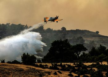 İngiltere, yangınlar nedeniyle Yunanistan’daki vatandaşlarını tahliye çalışmalarını hızlandırıyor
