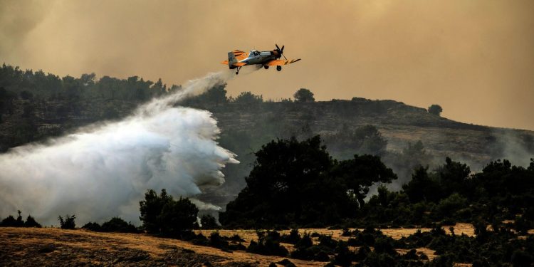 İngiltere, yangınlar nedeniyle Yunanistan’daki vatandaşlarını tahliye çalışmalarını hızlandırıyor