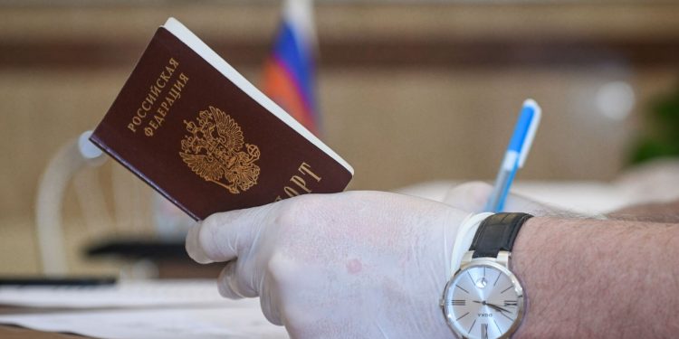 Letonya, yaklaşık 6 bin Rusya vatandaşından ülkeyi terk etmelerini talep etti