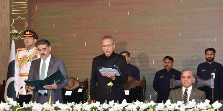 Pakistan’da yeni Başbakan Kakar yemin ederek göreve başladı