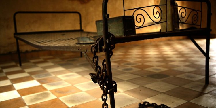 Polisi dehşete düşüren baskın: ‘Zincirle beton zemine sabitlenmişti, boynunda asma bir kilit vardı’