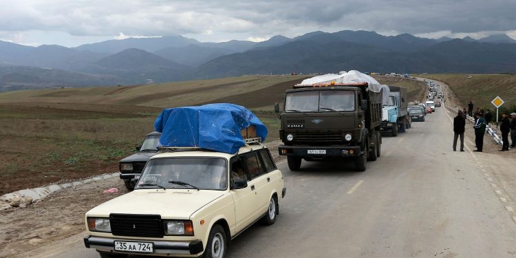 100 binden fazla Ermeni Karabağ’dan Ermenistan’a gitti