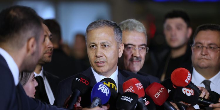 Erdoğan saldırıda yaralanan polisle görüştü: ‘Hainler bedellerini ağır ödedi, ödemeye devam edecek’