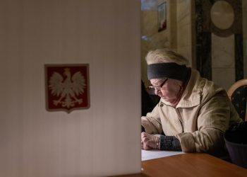 Polonya’da kesin olmayan sonuçlara göre mevcut iktidar parlamentoda çoğunluğu sağlayamıyor