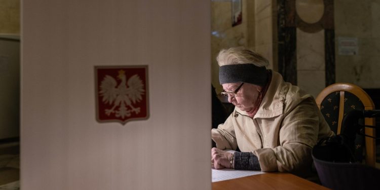 Polonya’da kesin olmayan sonuçlara göre mevcut iktidar parlamentoda çoğunluğu sağlayamıyor