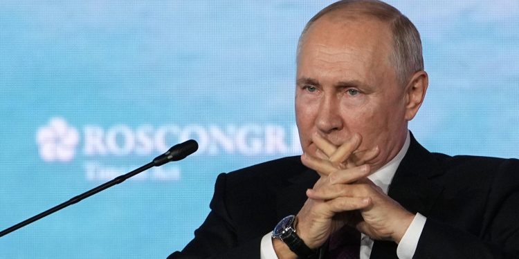 Putin: Dünya, diğer ülkeleri esarete sürüklemek isteyen bazı güçlerin diktatörlüğünden kurtuluyor