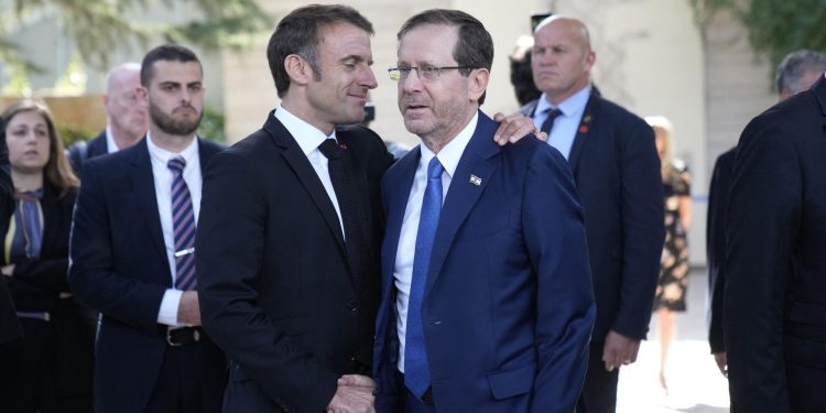 Fransa Cumhurbaşkanı Macron: İsrailliler barış içinde yaşamak istedikleri için öldürüldüler