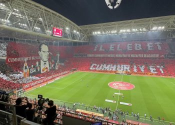 Galatasaray taraftarından Cumhuriyet’in 100. yılına özel koreografi