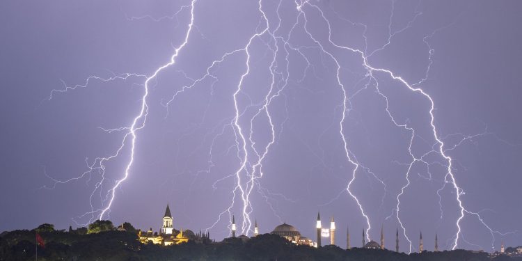 Meteoroloji’den gök gürültülü sağanak uyarısı: 9 ilin dikkat etmesi gereken saatler