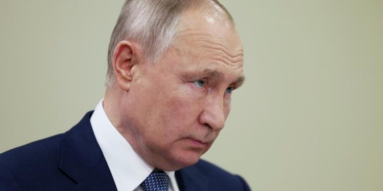 Putin, Schröder’e yönelik baskıları ‘Almanca’ eleştirdi