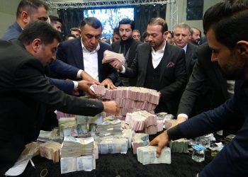 Takı töreni 6 saat sürdü, takılan paraları 12 kişi saydı