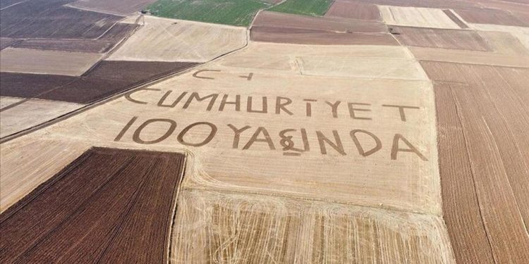 Yozgatlı çiftçi tarlasına ‘Cumhuriyet 100 yaşında’ yazdı