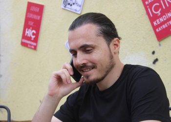 Dolandırıcıyı dolandırdı, parasıyla kahve içti