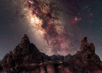 Dünya’dan 8 milyar yıl uzakta bir radyo sinyali tespit edildi: ‘Neyin sebep olduğunu bilmiyoruz’