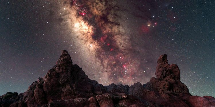 Dünya’dan 8 milyar yıl uzakta bir radyo sinyali tespit edildi: ‘Neyin sebep olduğunu bilmiyoruz’