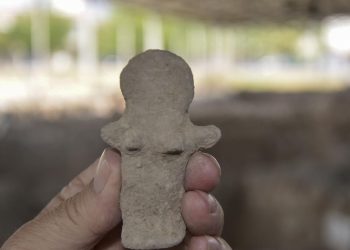 İzmir’de 5 bin yıllık kadın tanrıça heykelciği bulundu