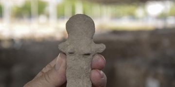 İzmir’de 5 bin yıllık kadın tanrıça heykelciği bulundu