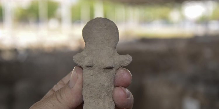 İzmir’de 5 bin yıllık kadın tanrıça heykelciği bulundu