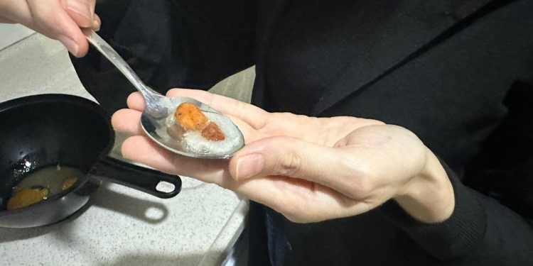 Marketten aldığı yumurtadan çıktı: ‘Gagası ve gözleri olduğunu gördüm’