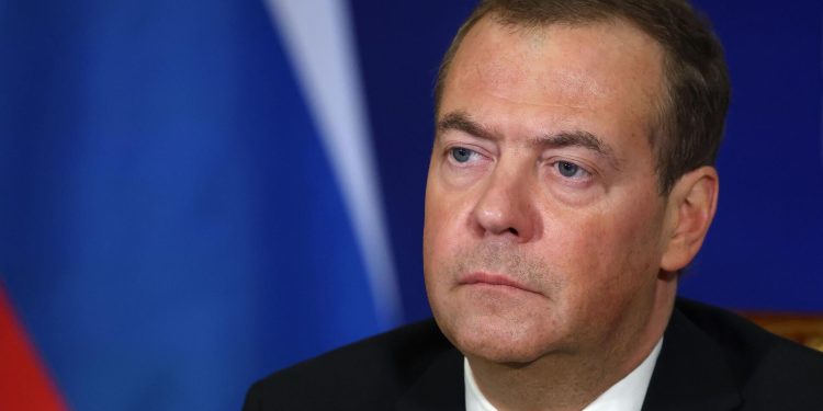 Medvedev: Dünyada ve Rusya etrafında durum gergin, NATO komşu ülkelerdeki potansiyelini artırıyor