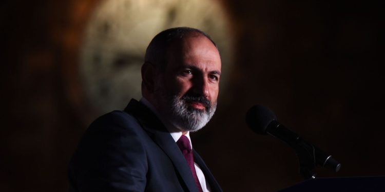 Paşinyan: Ermenistan, Rus askeri üssünün kaldırılması konusunu tartışmıyor