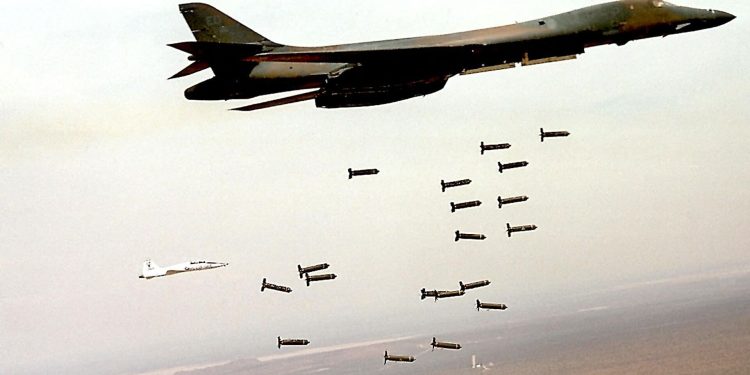 Rus savaş uçağından Baltık Denizi üzerinde ABD’nin iki bombardıman uçağına önleme